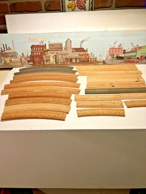 (22) VINTAGE TRU-SCALE HO WOODEN ROADBED ASSORTED CURVES and STRAIGHTS - Image 1 of 3