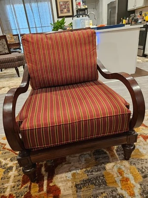 Silla Bassett Covington Rayas Rojas y Doradas Excelente Estado Casa Libre de Humo Foto 1 de 4