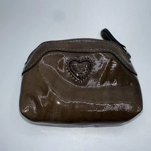 Nuevo Monedero Brighton Coleccionables Marca Corazón Taupe Oscuro Charol - Imagen 1 de 9