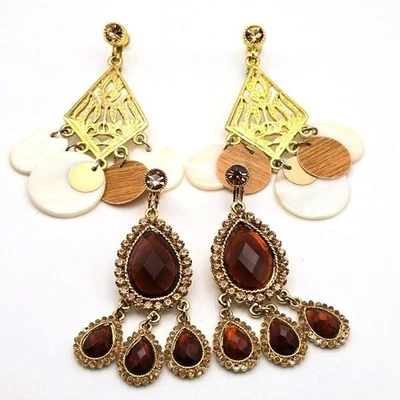 Dois pares de brincos pendurados em gota GoldTone boho parafuso traseiro um vidro marrom uma concha - Imagem 1 de 4