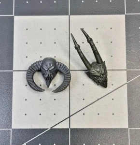 Warhammer 40K DAEMON PRINCE HORNED HEADS Chaos Space Marine plastic bitz Y25 - Picture 1 of 2