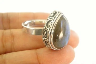 Anillo solitario de labradorita con forma de pera ornamentada de plata de ley talla 8 1/2 Foto 1 de 4