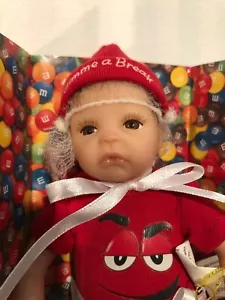 "MINI MUÑECA DE COLECCIÓN ASHTON-DRAKE GALLERIES COLECCIÓN M&M ""dame un descanso" - Imagen 1 de 3