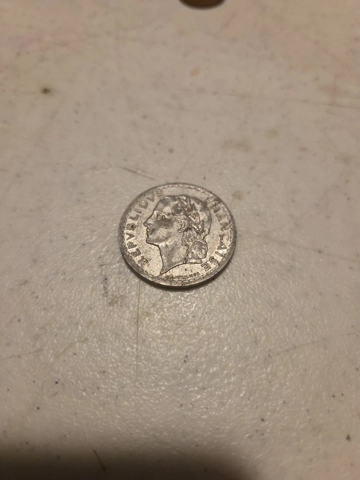 Moneda de cinco 5 francos República Francesa 1945 FRANCIA SEGUNDA GUERRA MUNDIAL Foto 1 de 2