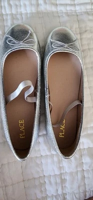 Zapato de vestir plateado The Children's Place para niñas talla 5 Foto 1 de 2