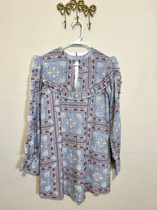Minikleid staubig blau & rosa Präriestil Rüschen Latzkragen und Bündchenärmel - Bild 1 von 4