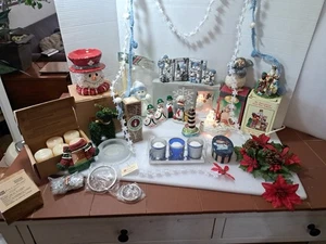 Un surtido de decoraciones navideñas estatuillas campanas candelabros más... - Imagen 1 de 24