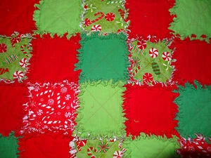 Christmas Candy Flannel Rag Quilt 41 "x65" Acurrucarse Navidad Rojo Verde - Imagen 1 de 4