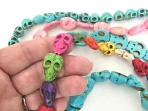 Über 100 Steinperlen Türkis Skelett Totenkopf Schmuck Halskette Basteln - Bild 1 von 5