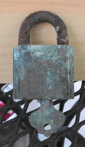 Cerradura y llave Ilco vintage de latón oxidado - Imagen 1 de 3