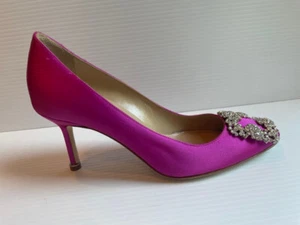 NUEVO SIN CAJA AUTÉNTICO Manolo Blahnik Hangisi Cristal Hebilla Satén Bombas 36 Rosa $1195 - Imagen 1 de 14