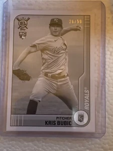 Tarjeta de novato 2021 Topps Big League #214 Kris Bubic blanco y negro/50 Royals - Imagen 1 de 2