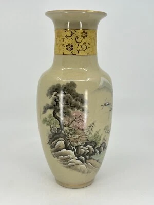 "Florero de porcelana japonés de 10,5"" de colección con banda dorada escena de campo color neutro" Foto 1 de 4