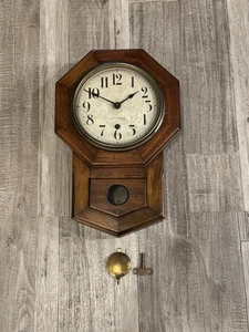 Antiguo RELOJ DE PARED SETH THOMAS CAOBA CASA ESCOLAR Totalmente Funcional - Imagen 1 de 24