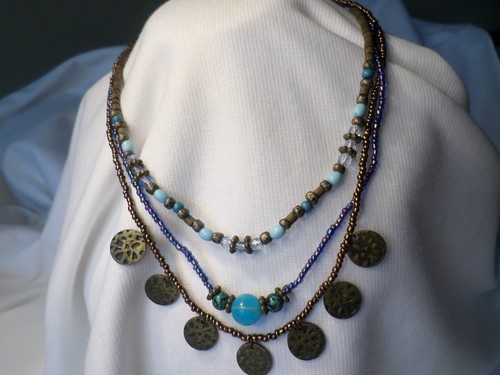 VETEMENTS Collana Boho Triplo Filo Acrilico Semi Perline e Charm Dichiarazione Moda