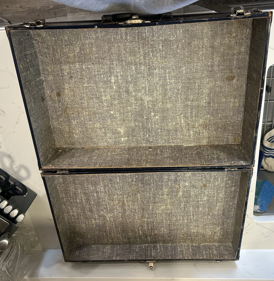 Maleta rígida vintage con herrajes metálicos Foto 1 de 4