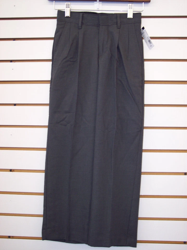 Pantalones plisados carbón Dockers para niños tallas 8 ajustados y 12 ajustados Foto 1 de 4