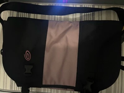 Bolsas de mensajero Timbuk2 Classic M 11"x19,3"x7,9" - negras/púrpura claro Foto 1 de 4