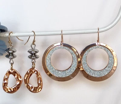 Lote de 2 Pares Pendientes Tono Dorado Oro Rosa Aros Colgantes Erica Lyons Brillo Foto 1 de 4