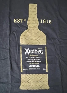 T-shirt Ardbeg Islay Single Malt Whisky Verde Bottiglia Chevron Nera XL Tee - Nuova - Foto 1 di 12