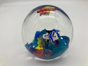 Rundes Aquarium/Meer/Riff Briefbeschwerer. 3,5 Zoll. Boden poliert.  Kunstglas. - Bild 1 von 6