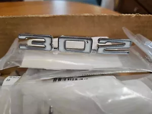 Emblema parafango lato destro Camaro 1968 ""302", NOS. GM #3927482 - Foto 1 di 1