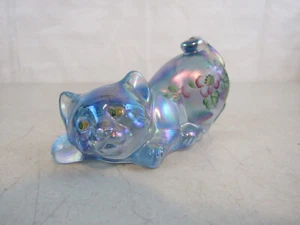 Estatuilla de gato vintage de vidrio artístico Fenton verde iridiscente pintada a mano firmada 4" - Imagen 1 de 10