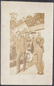 RPPC VERA FOTO CARTOLINA ~ DUE BEI UOMINI & AUTO-WILL HOCH HIS CAR & CHAUFFEUR - Foto 1 di 3