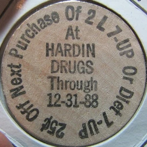 1988 Hardin Drugs Hardin, MT Legno Nichel - Gettone Montana 7-UP Pepsi #1 - Foto 1 di 2