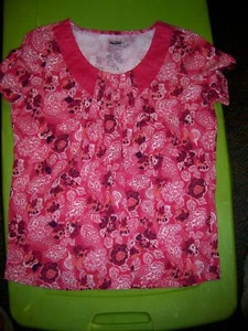 NWT BASIC EDITIONS Deep Pink Floral Print s/s Henley Pintuck Top - SIZE MEDIUM - Picture 1 of 2