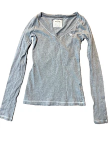 Abercrombie Youth Girls small V-Neck Shirt Gray Long Sleeve Stretch Logo Casual - Picture 1 of 2
