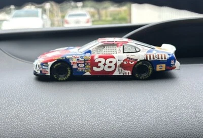 Coche Elliott Sadler #38 2004 M&M's "4 de julio" escala 1:24 Foto 1 de 4