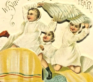 Edwardianische Grußkarte Kinder Bett Kissen Kampf gestanzt - Bild 1 von 4