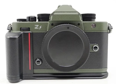 Sehr gut! - Nikon Z f - nur 7.736 Auslösungen - schwarz / olive grün - Händler - Bild 1 von 4