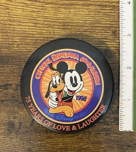 Spilla Distintivo Bottone Ufficiale Disney World Disneyana Convention 1998 ~ Topolino Plutone - Foto 1 di 2
