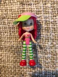 Strawberry Shortcake Scented Doll Hasbro 2008 With Visor 3 Inches - Foto 1 di 6