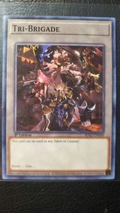 Tri-Brigade 1a Edición SDAZ-EN049 Casi Nuevo Yu-Gi-Oh Albaz Strike - Imagen 1 de 2