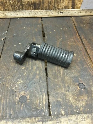 80-84 1980 Kawasaki LTD440 OEM reposapiés izquierdo piloto reposapiés  Foto 1 de 4