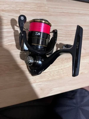 DAIWA BALLISTIC FW 1000S-P SPINNING REEL 549731 - Image 1 of 3