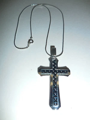 Colgante Cruz Blackjack Acero Inoxidable con Incrustación Fibra de Carbono Negro Foto 1 de 4