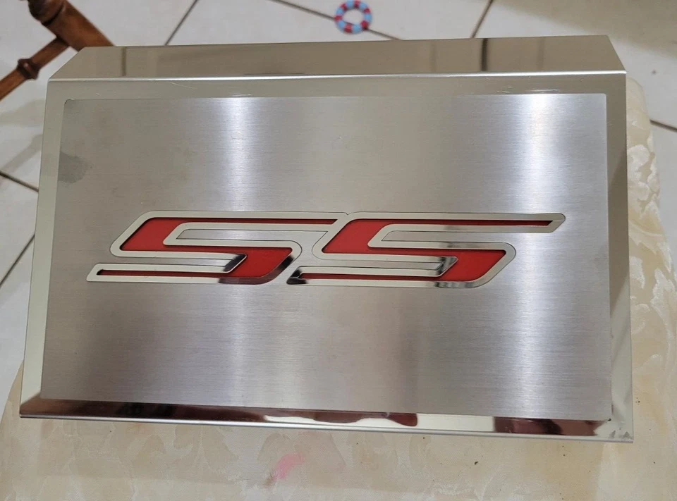 Cubierta de caja de fusibles roja fibra de carbono placa "SS" 2 piezas se adapta a 16-21 Chevy Camaro SS V8 Acc Foto 1 de 3