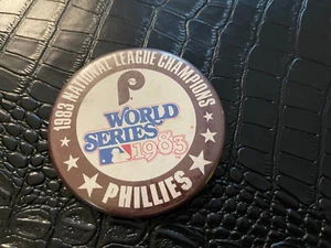 PINBACK DE COLECCIÓN 3 1/2" - Campeones de la Serie Mundial 1983 PHILLIES (D1) - Imagen 1 de 1