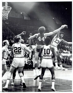 1970 Vintage Photo NBA basketball action Cincinnati Royals & Cleveland Cavaliers - Picture 1 of 2