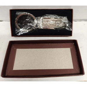 Llavero Dewar's en caja - Elegante diseño de metal para amantes del whisky y entusiastas clave - Imagen 1 de 6