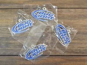Lotto di 4 pezzi Bud Light Portachiavi Budweiser Birra Gomma Logo Etichetta Festa - Foto 1 di 5