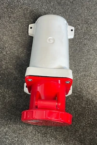 63a red 4 pin IP67 415V 3 phase wall mounted industrial socket. - Picture 1 of 3