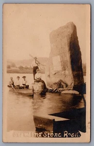 Gut gekleidet Herren Damen Standing Stone Rock Susquehanna River PA RPPC L2 - Bild 1 von 3