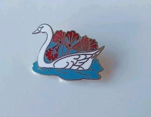 SILVERTONE ENAMEL SWAN BROOCH/PIN 1" (L) x 11/16" (W) LOCKING ROLLING CLASP - Picture 1 of 11