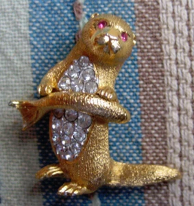 Attwood and Sawyer A&S Otter with Fish Rhinestone Vintage Brooch Pin Goldtone - Picture 1 of 4