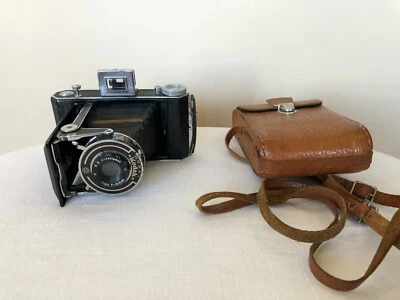 KODAK B SIX 20 CAMERA K.S. ANASTIGMAT 1: f:6,3 = 10,5 cm FILM FOLDING CAMERA - Image 1 of 4
